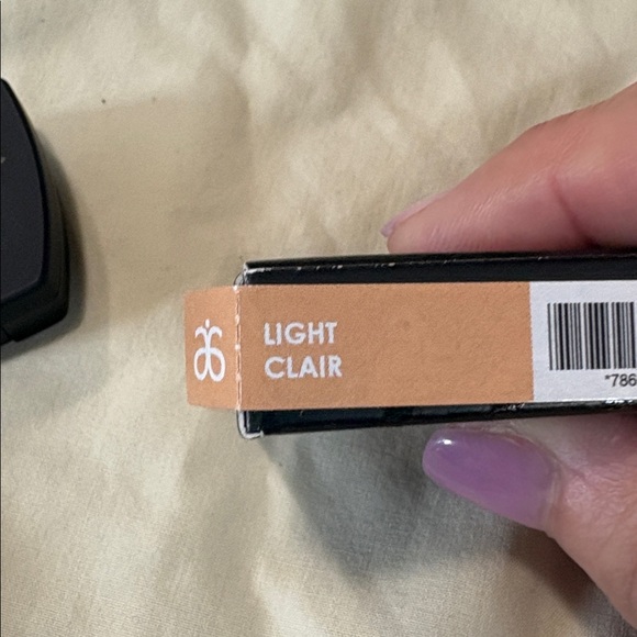 Arbonne Crème Concealer in Black Compact. Light. NIB. - Picture 4 of 4